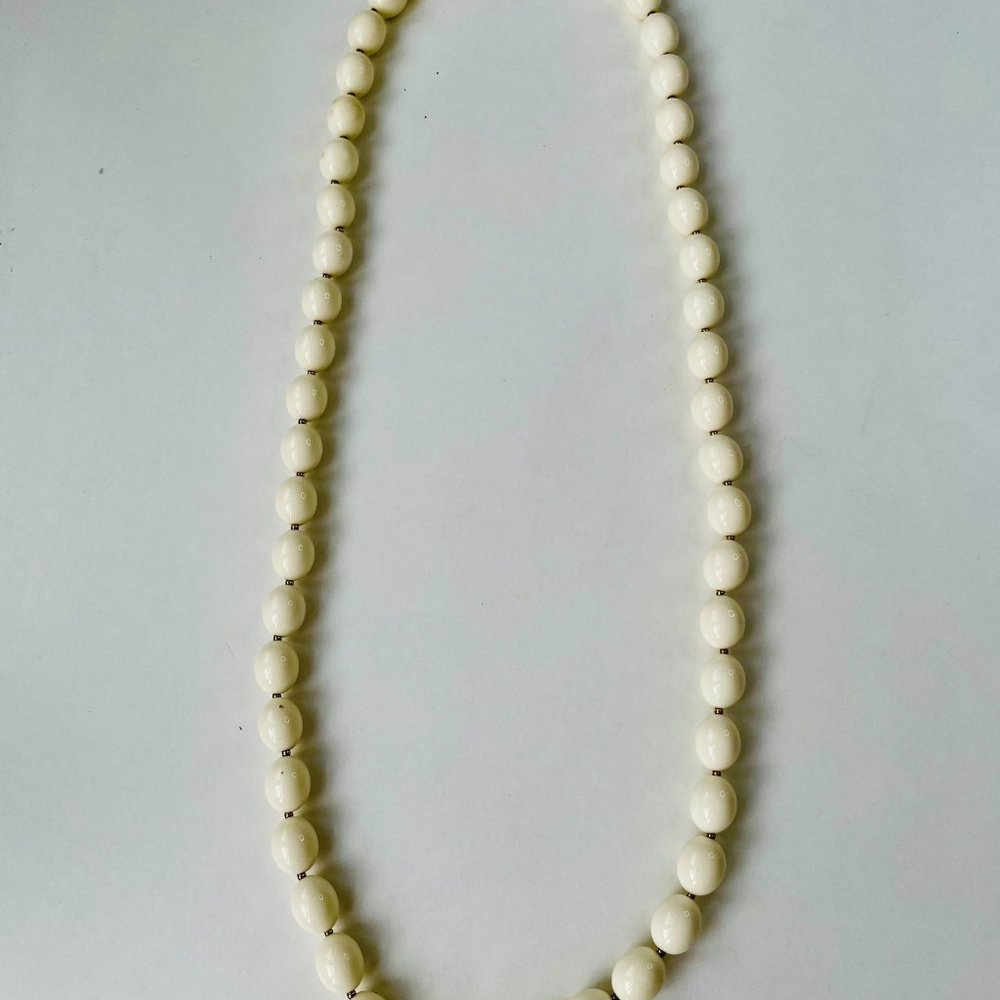 VNT Monet signed drop bead earrings and VNT matching white necklace - Picture 3 of 6